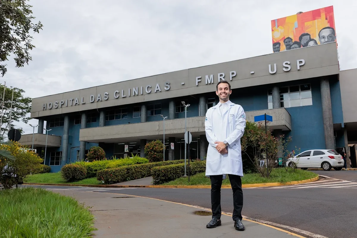 Dr. Marcio Trajano em ambiente acadêmico-hospitalar